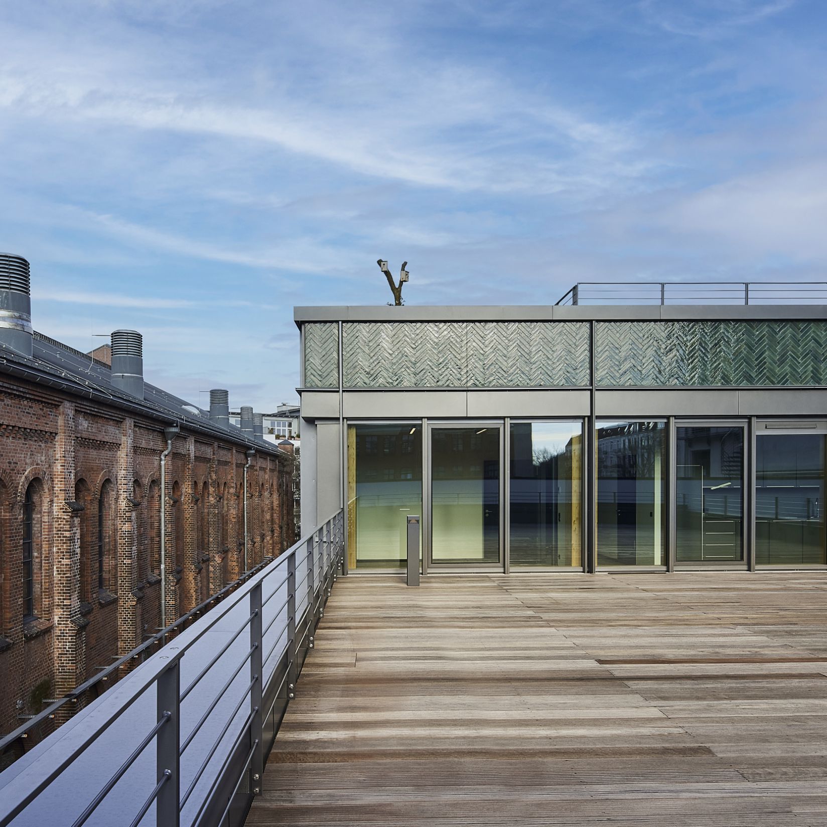Bürpgebäude mit begrüntem Hinterhof 